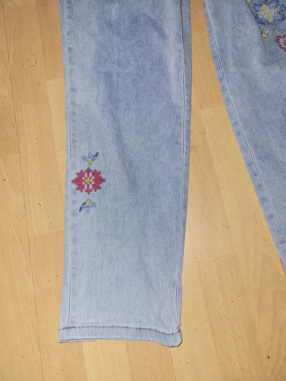 CHARLIE B Light Blue Jeans with Multicolor Floral Embroidery - Picture 7 of 7